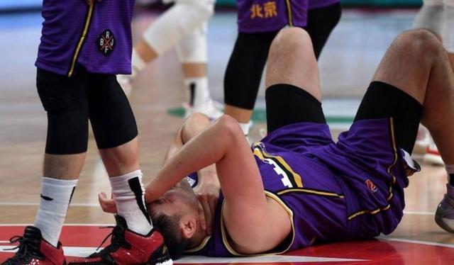 关于主力球员受伤赛季报销,球队前景堪忧的信息 关于主力球员受伤赛季报销,球队前景堪忧的信息